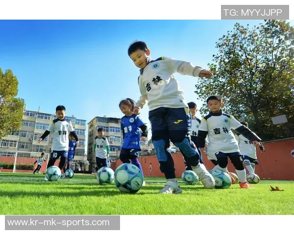 快乐小孩在绿茵场上踢足球的卡通图片展现童趣与活力 快乐小孩在绿茵场上踢足球的卡通图片展现童趣与活力