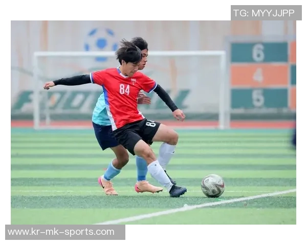 足球高清背影图片展示运动员激情瞬间与场上风采的完美结合